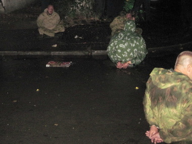 В Ужгороде неизвестные в камуфляже штурмовали управление СБУ, один милиционер получил ранение