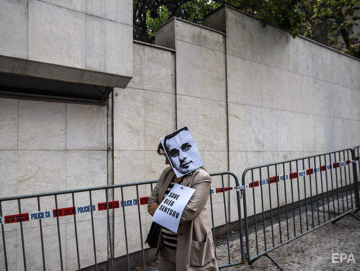 ﻿Французькі режисери оголосили голодування біля російського посольства на підтримку Сенцова