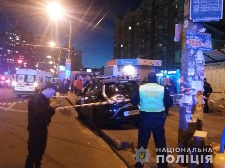 В Киеве водитель такси врезался в остановку. Полиция подозревает, что он был под действием наркотиков