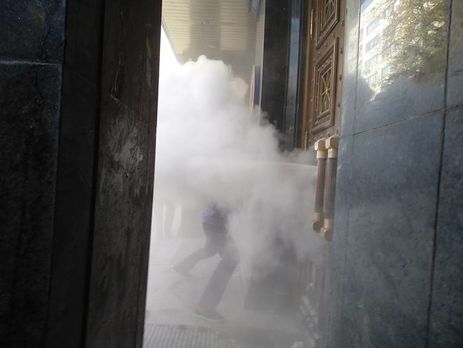 У здания ГПУ происходят столкновения. Трансляция