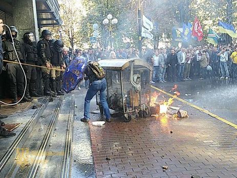 Под зданием Генеральной прокуратуры активистка ударила журналистку телеканала NewsOne