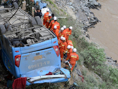 В Тибете туристический автобус упал в пропасть &ndash; погибли 44 человека
