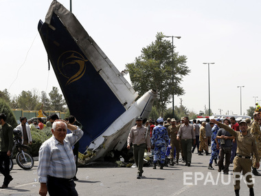 В Иране на жилые кварталы упал самолет. Фоторепортаж