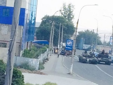 Соцсети: В Краснодоне танк врезался в троллейбус, водитель погиб