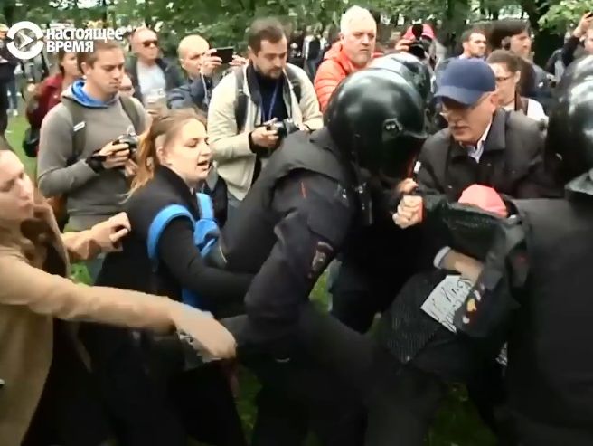 В России протестующие отбили женщину, которую задержал ОМОН. Видео