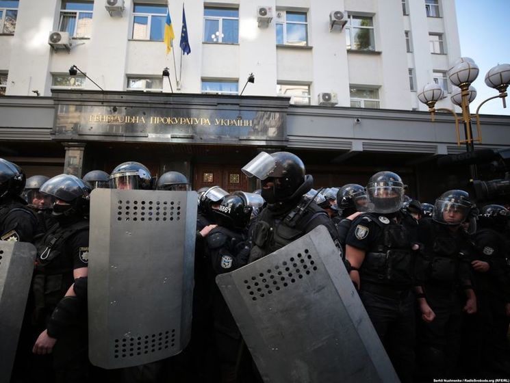 В С14 заявили, что полиция штурмует офис, в котором закрылись протестовавшие под ГПУ активисты. В полиции информацию опровергают