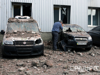 МЧС: В Донецке снаряд полностью уничтожил три автобуса на территории автопарка