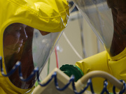 ВОЗ: Жертвами вируса Эбола стали уже 1013 человек