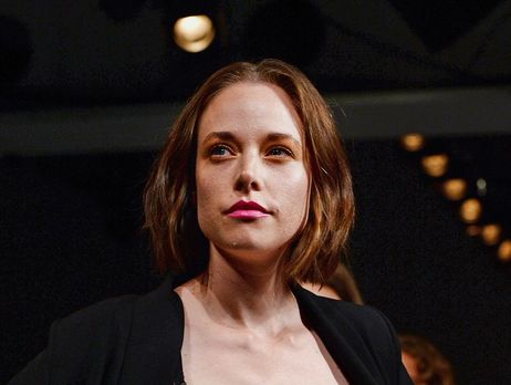 Модель на показе Марты Якубовски вышла на подиум с устройством для сцеживания молока