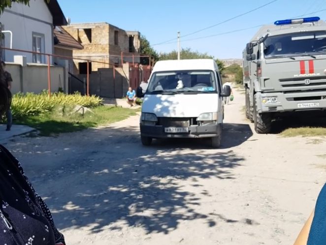 В аннексированном Крыму силовики обыскали дом крымских татар Бекировых. Пожилой женщине стало плохо