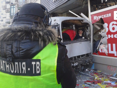 В Киеве микроавтобус влетел в витрину магазина