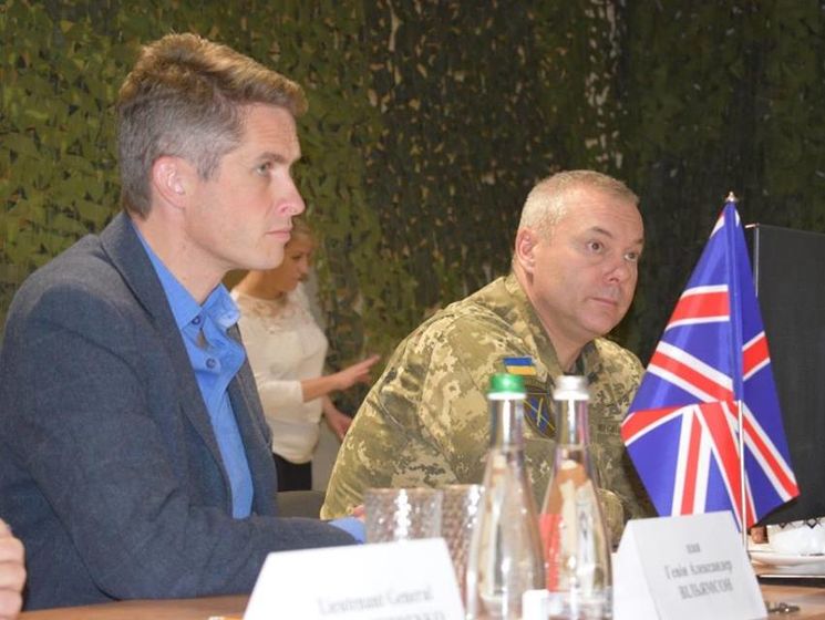﻿Міністр оборони Великобританії побував у зоні проведення операції Об'єднаних сил на Донбасі
