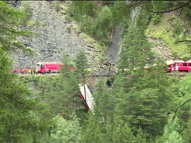 В Швейцарии пассажирский поезд сошел с рельсов из-за оползня