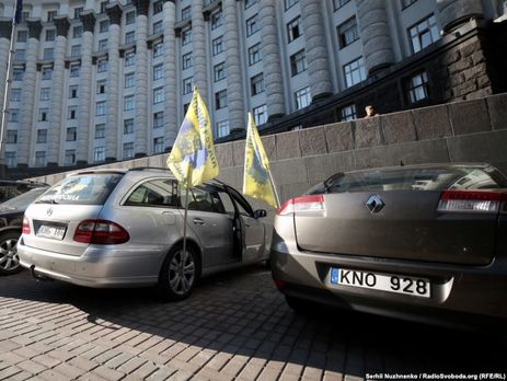 ﻿Приблизно 400 активістів біля Кабміну вимагає доступного розмитнення авто. Фоторепораж