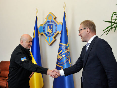 Турчинов обсудил с эстонскими депутатами санкции против РФ и строительство 