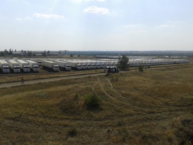 Источник: Российский гуманитарный конвой остановился в 20 км от Донецка Ростовской области