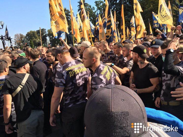 ﻿До Верховної Ради з використанням піротехніки спробували прорватися учасники акції протесту