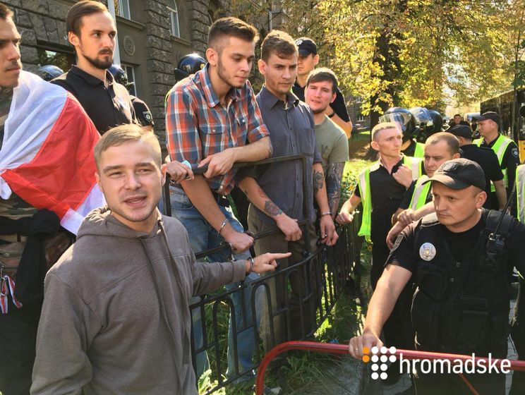 Біля АП протестувальники вимагали надати громадянство України іноземцям, які воюють на її боці