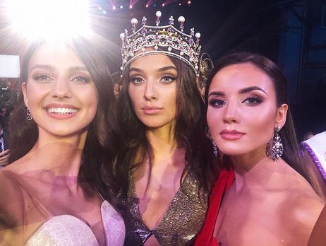 Дидусенко (в центре) выиграла конкурс "Мисс Украина 2018"
