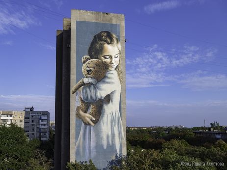 ﻿У Маріуполі з'явився мурал із героїнею фотокниги 