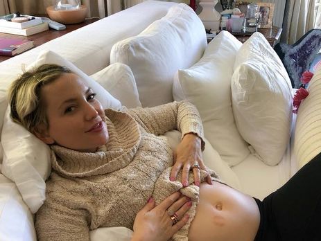 ﻿Гадсон показала живіт на пізньому терміні вагітності