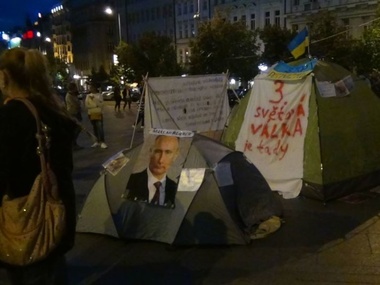 В центре Праги появились палатки с лозунгами "Стоп, Путин" и "Крым сегодня, Карловы Вары завтра?"