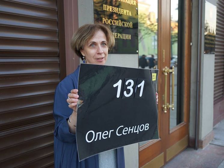 Правозащитница Светова у администрации президента России стояла в одиночном пикете в защиту Сенцова