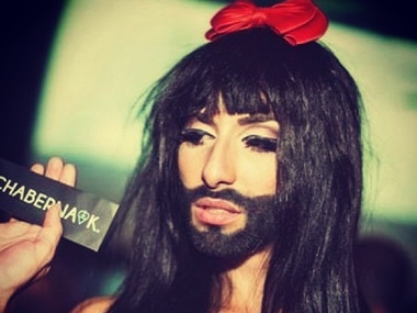 Россияне потребовали запретить показ "Евровидения" из-за бородатого трансвестита