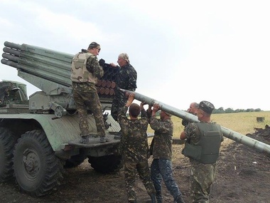 Украинские артиллеристы ведут огонь по позициям террористов в Луганске. Фоторепортаж