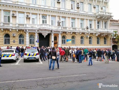 В Одессе около 100 человек вышло на акцию протеста из-за нападения на активиста Михайлика
