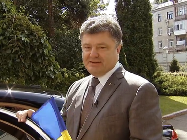 Порошенко: Символично, что в преддверии Дня флага разрисовали в украинские цвета московскую высотку