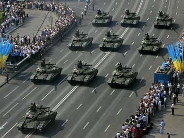 СНБО: Боевая техника с парада на День Независимости отправится в зону АТО