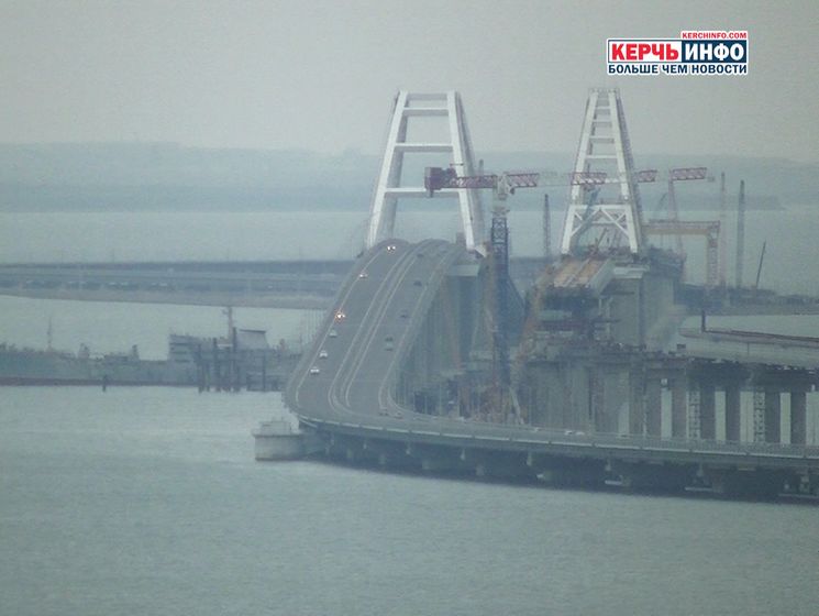 Украинские корабли прошли под Крымским мостом. Видео
