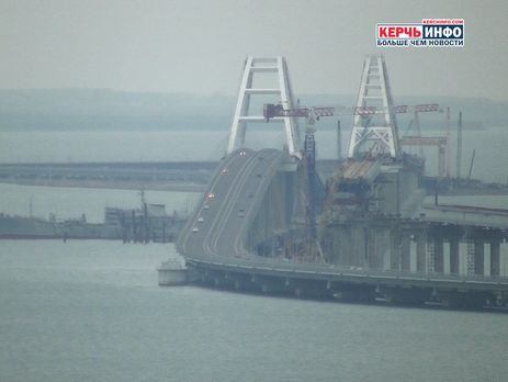 ﻿Українські кораблі пройшли під Кримським мостом. Відео