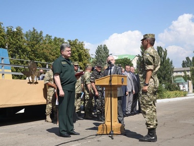 Порошенко вручил награды 20 николаевским десантникам, воевавшим в зоне АТО