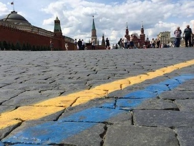 На Красной площади появились две полосы в цветах украинского флага