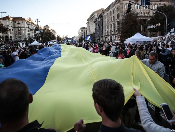 В Киеве развернули флаг Украины рекордной длины