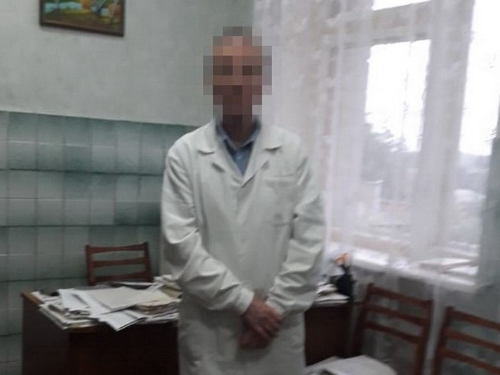 ﻿СБУ затримала лікаря, який вимагав від учасника операції Об'єднаних сил 140 тис. грн хабара
