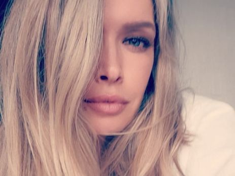 Брежнева показала грудь в прозрачной блузе