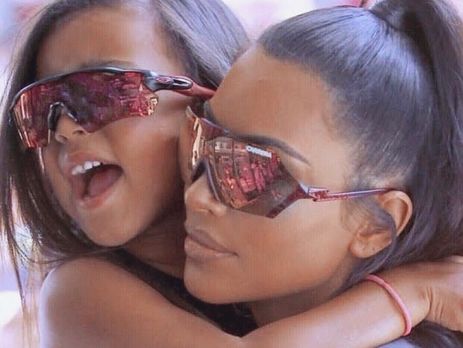 ﻿П'ятирічна дочка Кардашян дебютувала на подіумі