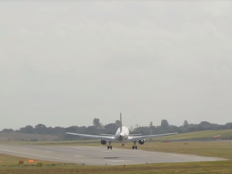 В аэропорту Бирмингема самолет не смог приземлиться из-за сильного ветра. Видео