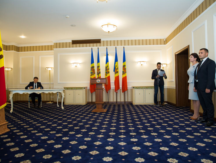 ﻿"А чи потрібен нам взагалі президент?" Спікер парламенту Молдови замість відстороненого Додона підписав указ про призначення міністрів