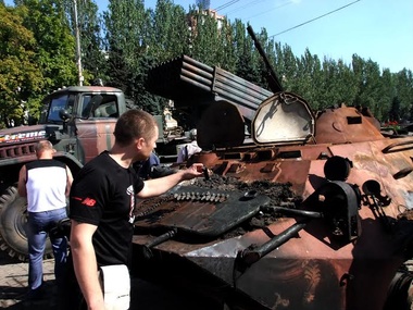 В центр Донецка боевики стянули подбитую военную технику