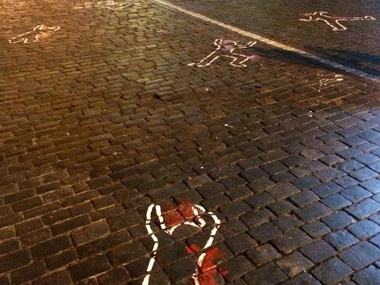 В Киеве неизвестные разрисовали брусчатку и памятник Героям Небесной сотни. Фоторепортаж