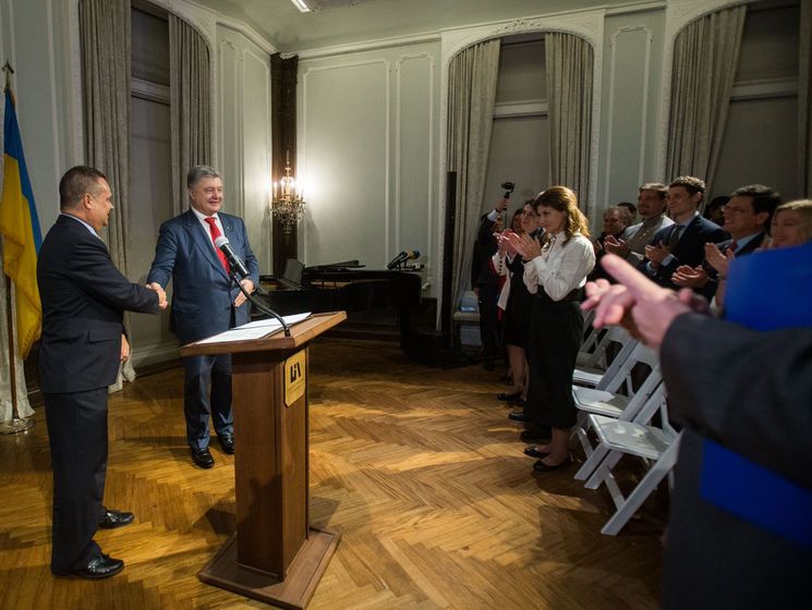 ﻿Українці у США заспівали Порошенку "Happy birthday, mister president"