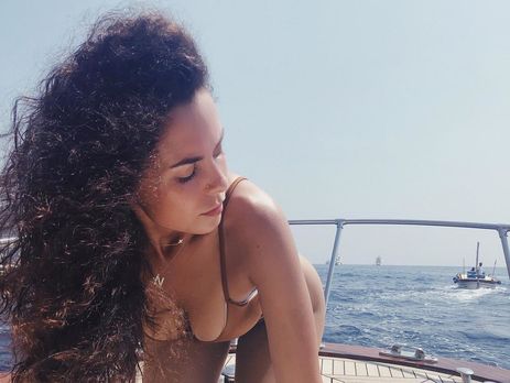 Каменских выставила голые ягодицы перед объективом