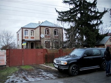 Дом Черновол охраняют активисты Майдана