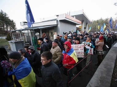 Протесты достигли поместья Захарченко. Фоторепортаж