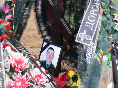 Блогер: Семья похороненного под Псковом российского десантника скрывает его гибель