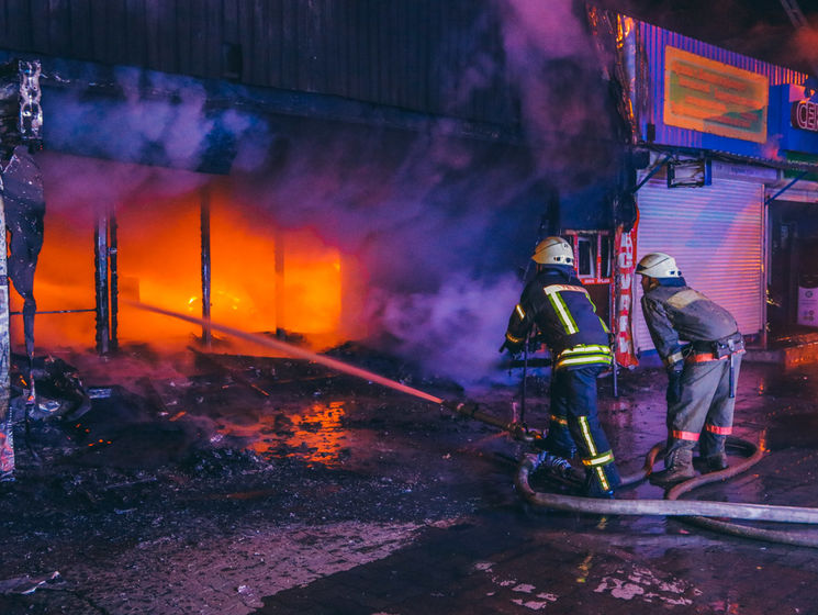 В Киеве ночью произошел пожар на Минском рынке. Видео